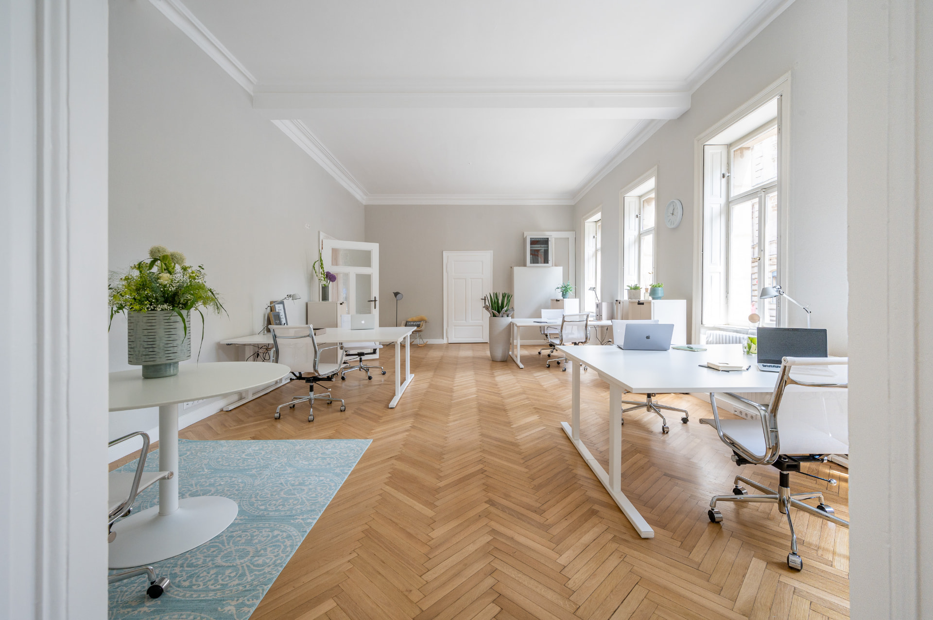 Lichtdurchfluteter Coworking-Bereich bei W2G Offices in Fürth
