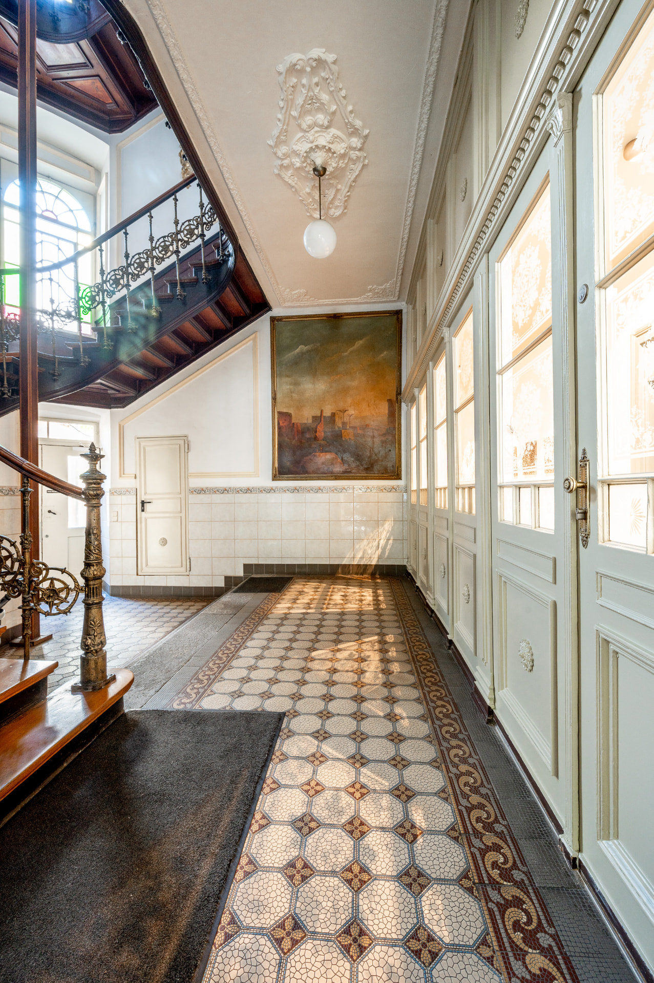Historisches Treppenhaus bei W2G Offices in Fürth – Stuck, Parkett und kunstvolle Geländer im Gebäude von 1873